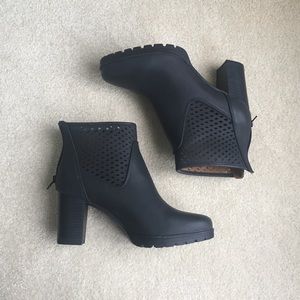 Natural Soul Black Wedged Booties
